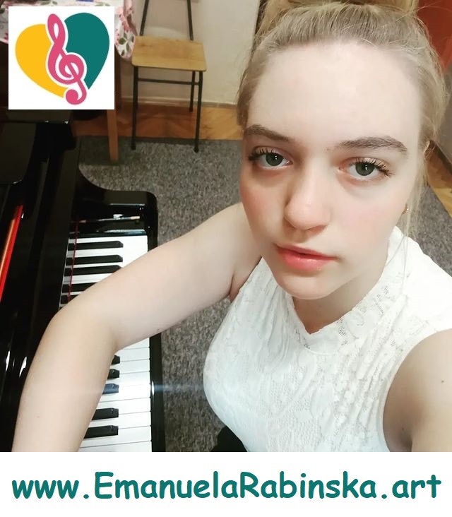 Emanuela kompozytorka podczas gry na pianinie Szkoła Muzyczna w Częstochowie.