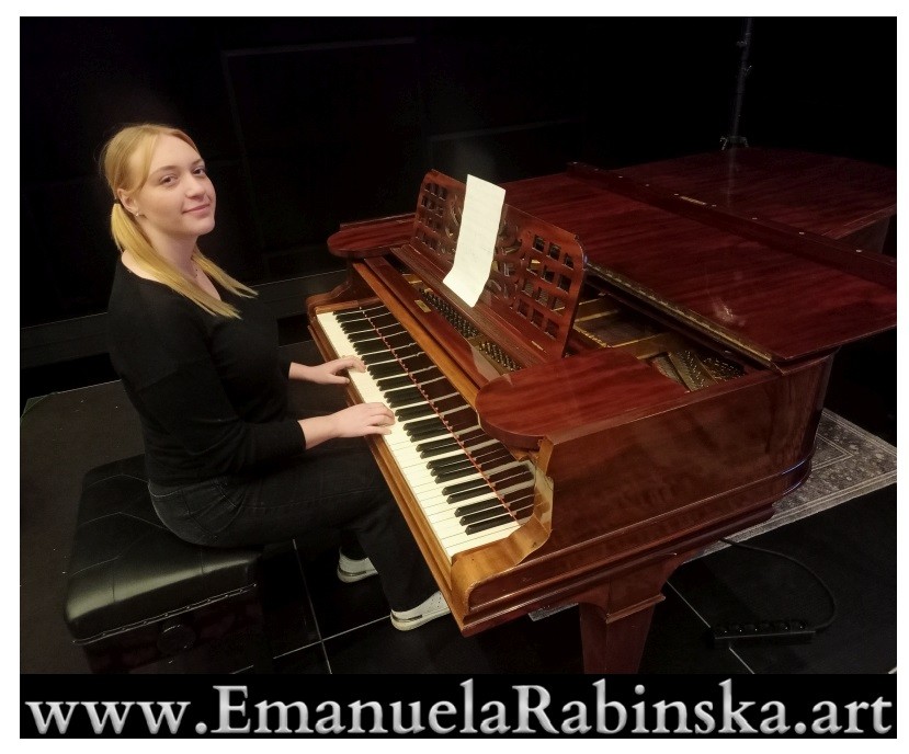 Kompozytorka Emanuela Rabinska podczas gry na fortepianie w Studio Radio Opole.